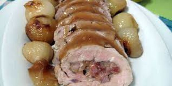 Rollè dei coniglio ripieno alle mele, lardo nostrano con polenta taragna