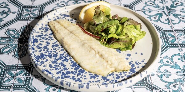 Filetto di spigola al forno e misticanza