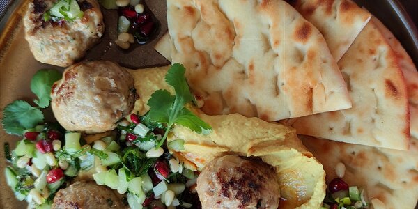 🆕 180g Telacie guľky s hummusom, pita chlebom a uhrkovo píniovou salsou