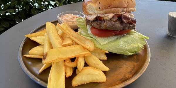 170g Hovädzí burger so syrom cheddar, chipotle dipom a hranolkami