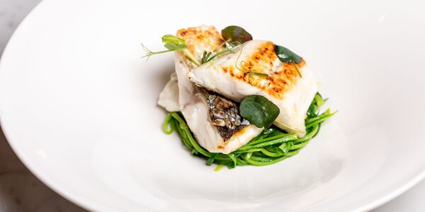 Pescato del giorno al cartoccio con arancia , zucchine croccanti, yogurt e pepe rosa