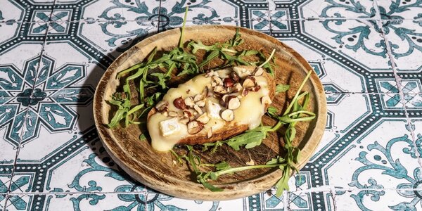 Bruschetta nocciole brie e miele