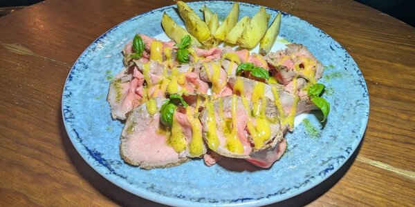 Roast Beef all'Inglese con Patate al Forno e Salsa Citronette