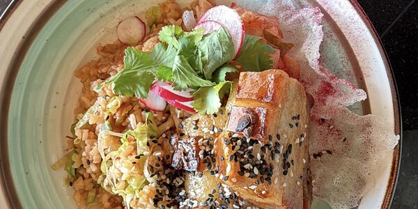 220g Pomali pečený bravčový bôčik s teriyaki omáčkou, ryžou a domácim kimchi