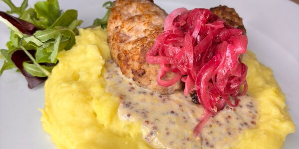 Čevabčiči s omáčkou z hrubozrnnej horčice, zemiakovou kašou a nakladanou cibuľkou 160g 