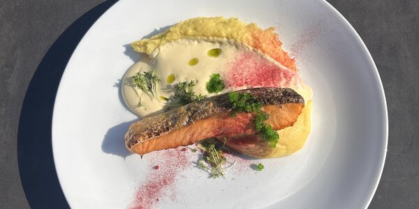 200g Grilled salmon with dijon potatoes and hollandaise sauce