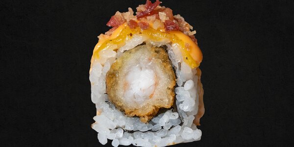 103 - Uramaki tempura di gamberone, croccante di bacon, cheddar e salsa spicy [8 Pezzi]