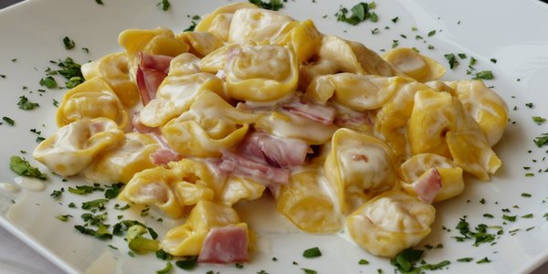 Tortellini panna e prosciutto