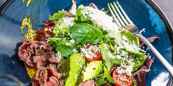 300G AVOKÁDOVÝ ŠALÁT S HOVÄDZÍM MÄSOM A PARMEZÁNOM 