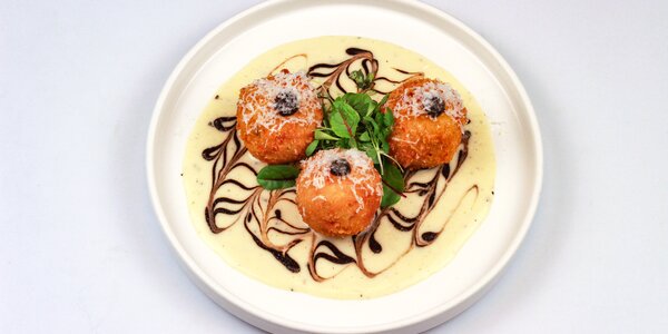 arancini stuffed with cheese, jalapeño and pancetta,