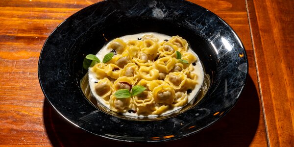 Tortellino tradizionale vellutata di parmigiano e aceto balsamico 