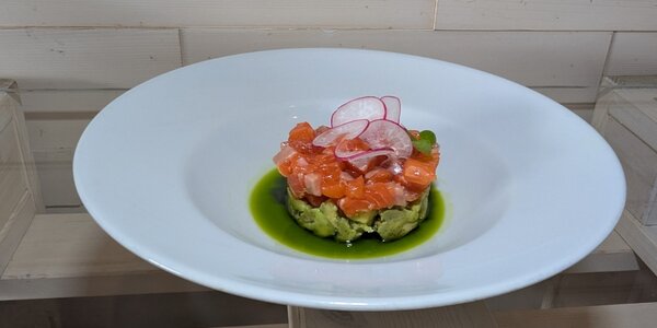 Tartare di Trota Salmonata con Olio al Prezzemolo e Avocado