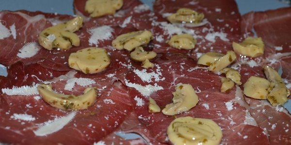 Bresaola carpacciata con scaglie di grana e funghi Champignon