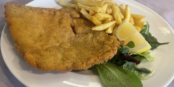 Cotoletta alla milanese con patatine fritte