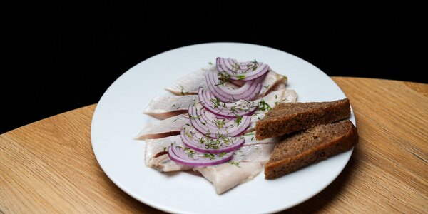 Herring with onion and oil