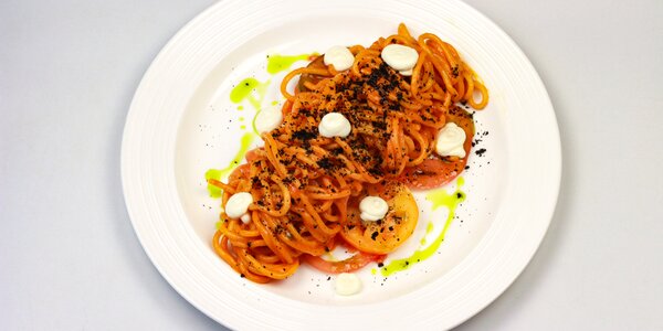 spaghetti s paradajkovou omáčkou,