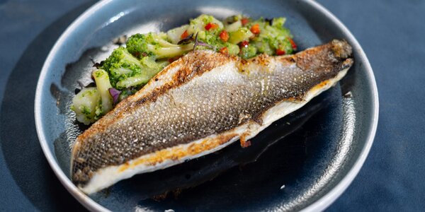 Filetto di spigola con insalata di patate e broccoli