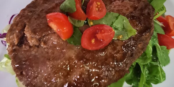 Hamburger di Wagyu da 200g con insatina di pomodorini rucola e citronet al wasabi