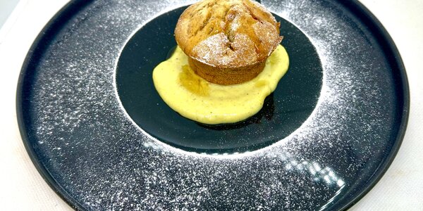 Muffin artigianale alle noci su crema di pistacchio