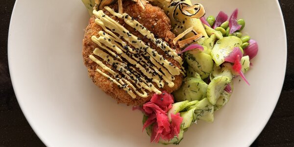 200g Holandský teľací rezeň plnený syrom cheddar s nakladanou zeleninou a zemiakovým pyré