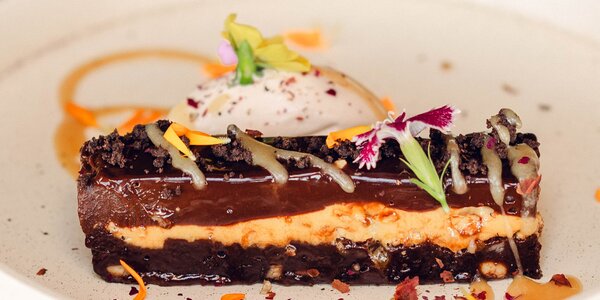Brownie, Toffee cremoso, cacahuetes garrapiñados, cobertura de chocolate, crumble de cacao 