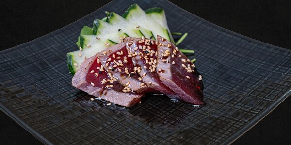 120 - Tataki tonno con olio di oliva, sesamo e salsa teriyaki [4 pezzi]