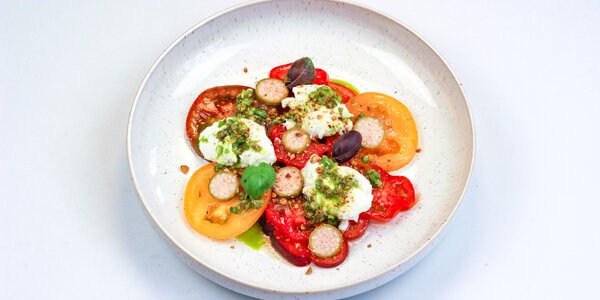 farebné paradajky a mozzarella di bufala, 