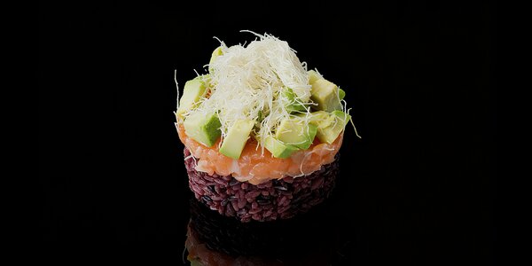 24. Tartare black avocado 