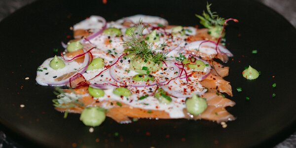 Tiradito de Salmón acevichado con edamame, mousse de aguacate y cebolla fresca