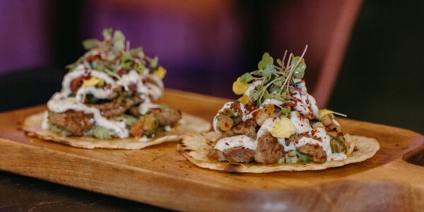 Taco de solomillo de cordero acompañado con guacamole, pico de gallo y mayonesa de jalapeño