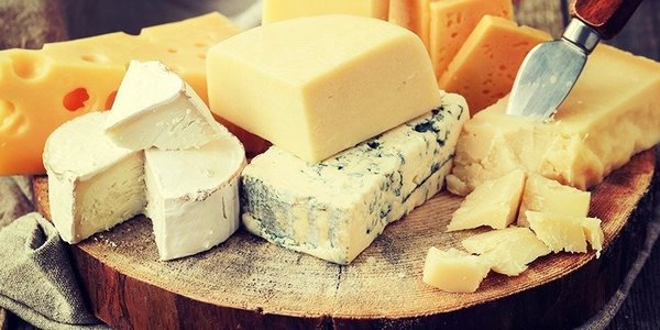 Tagliere misto di formaggi con cipolle caramellate