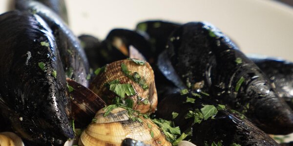 Souté di cozze e vongole con pane bruschettato