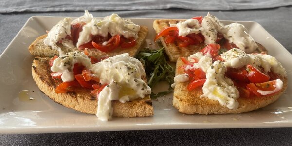 Bruschetta con pomodorini, basilico e bufala