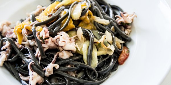 Linguine al nero di seppia con calamari totani e zenzero