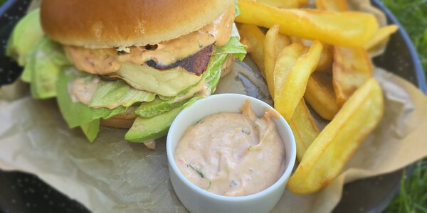 170G BURGER S GRILOVANÝM SYROM HALLOUMI, AVOKÁDOM A HRANOLKAMI 