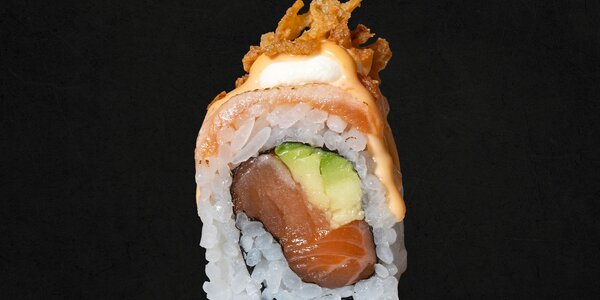 91 - Uramaki salmone, maionese spicy e cipolla croccante [8 Pezzi]