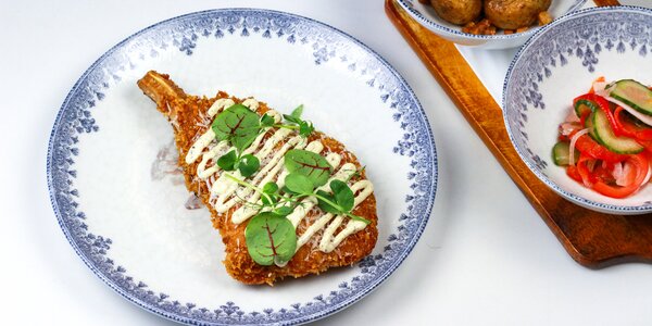 chrumkavá bravčová kotleta s hľuzovkovou majonézou a parmezánom, 
