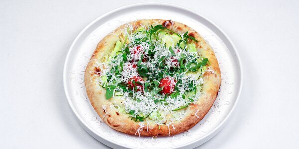 pizzetta s cuketou a cherry paradajkami,  