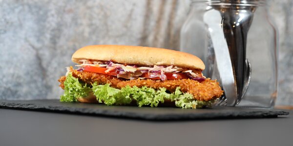 COLESLAW CHICKEN BURGER