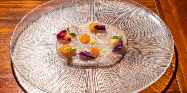 Battuto di orata gel di mandarino e fiori 