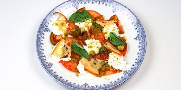 variácie paradajok a mozzarella stracciatella,