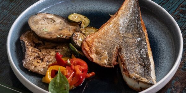 Filetto di orata alla piastra e verdura grigiate