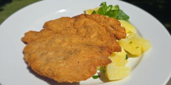 Kurací rezeň s varenými zemiakmi na masle 140g 