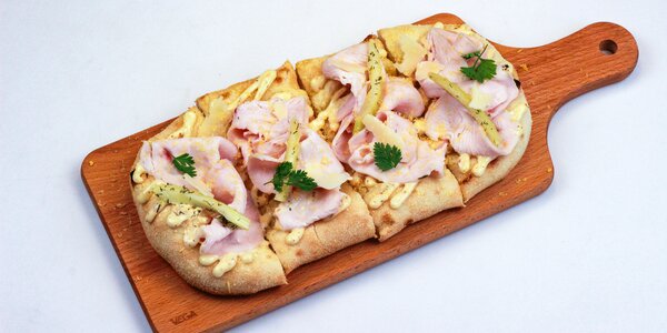 pizzetta s tenkými plátkami morčacieho mäsa,  