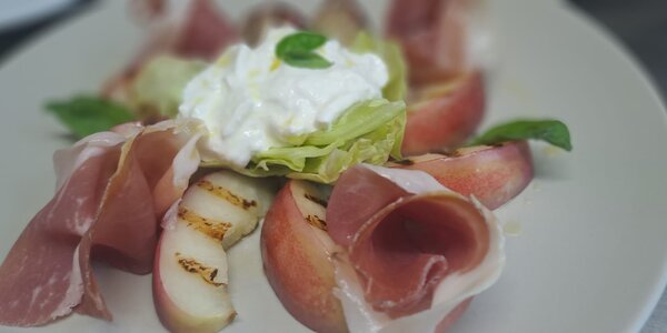 Pesche grigliate con prosciutto crudo e stracciatella con miele Millefiori Prina