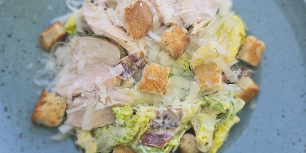 300G CAESAR ŠALÁT S KURACÍM MÄSOM (SOUS VIDE), KRUTÓNMI A PARMEZÁNOM 