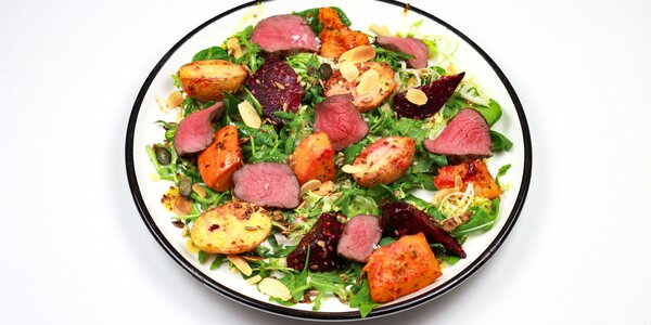 šalát a vyzretý hovädzí rump steak,