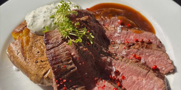 300G HOVÄDZÍ FLANK STEAK, PEČENÝ ZEMIAK, SMOTANA, DEMI GLACE 