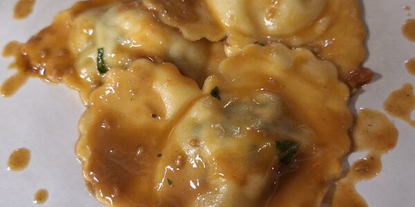 Ravioli agli asparagi con la salsa di arroato