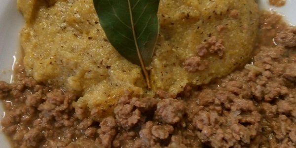 Macinato di manzo stracotto con piselli e patate con polenta